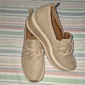 Mad Love NWOT Beige Platform Slip-Ons